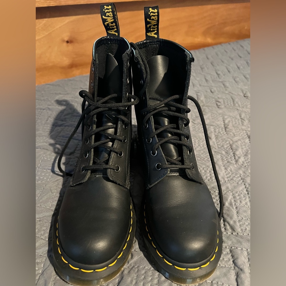 Dr. Marten’s 1460 Smooth Leather Womens Lace up Boots